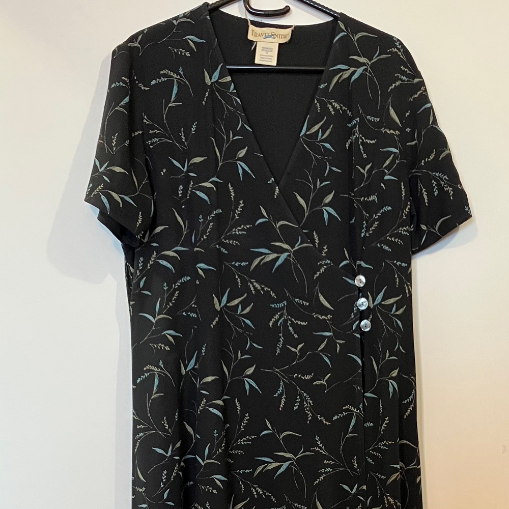 🎉 TravelSmith Short Sleeve Floral V-Neck Dress
